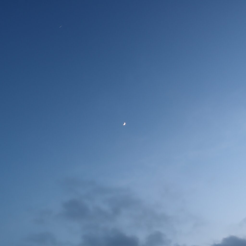 宵の空と三日月